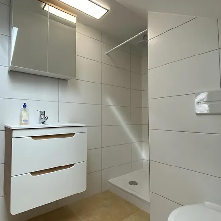 Апартаменты Monteurwohnung Mit 3 Schlafzimmern, 5 Einzelbetten, 80qm, Eg, Zentral