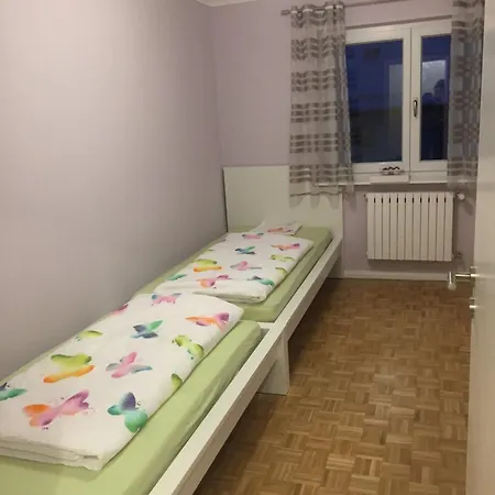 Monteurwohnung Mit 3 Schlafzimmern, 5 Einzelbetten, 80qm, Eg, Zentral *
