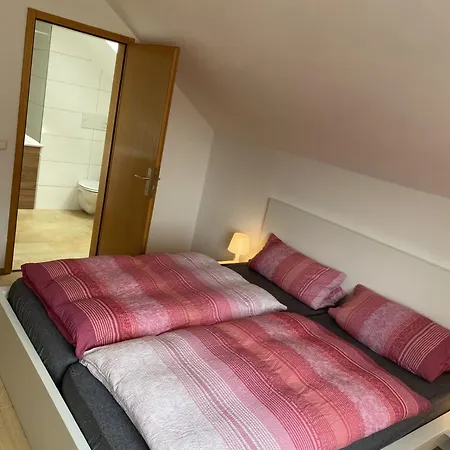 Monteurwohnung Mit 3 Schlafzimmern, 5 Einzelbetten, 80qm, Eg, Zentral * Фрайунг
