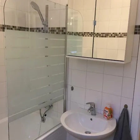 Monteurwohnung Mit 3 Schlafzimmern, 5 Einzelbetten, 80qm, Eg, Zentral Апартаменты